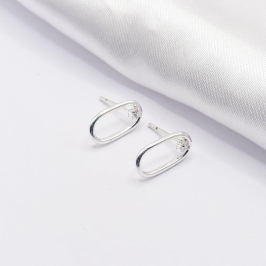 BRINCO PRATA FIO OVAL VAZADO COM PONTO DE LUZ