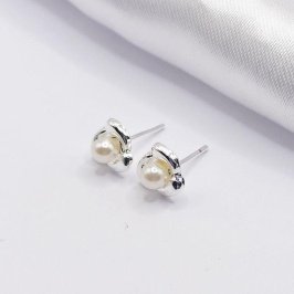 BRINCO PRATA FLOR COM MIOLO DE PÉROLA P