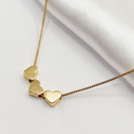 GARGANTILHA DOURADA CHOKER 3 CORAÇÕES 40CM