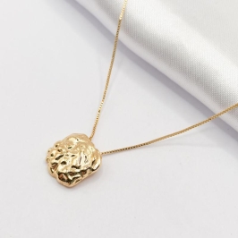 GARGANTILHA DOURADA ORGÂNICA AMASSADO CÔNCAVA 45CM