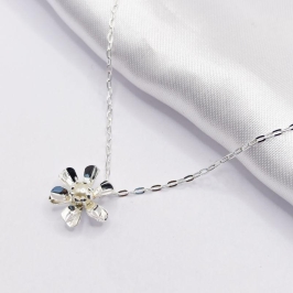 GARGANTILHA PRATA CHOKER FLOR COM MIOLO DE PÉROLA 40CM