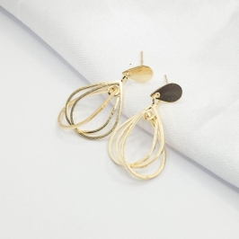 BRINCO DOURADO BASE GOTA E PENDENTE TRES FIOS GOTAS