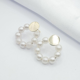 BRINCO DOURADO BASE LISA ARGOLA EM PÉROLAS