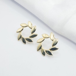 BRINCO DOURADO CIRCULO FORMADO POR FOLHAS