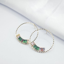 BRINCO DOURADO FIO TORCIDO COM PEDRAS BAGUETES COLORIDAS EM BAIXO