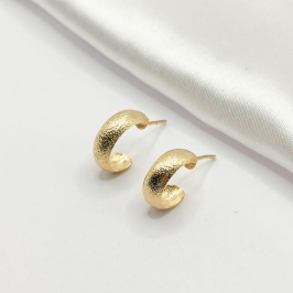 BRINCO DOURADO MEIA ARGOLA COM TEXTURA P