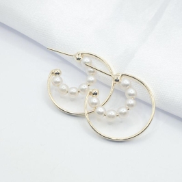 BRINCO DOURADO MEIA ARGOLA FIO LISO E OUTRO COM PEROLAS