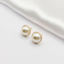 BRINCO DOURADO MEIA PÉROLA M