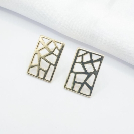 BRINCO DOURADO RETANGULO COM VAZADOS GEOMÉTRICOS