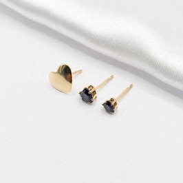 BRINCO DOURADO TRIO CORAÇÃO LISO E CRISTAL BLACK