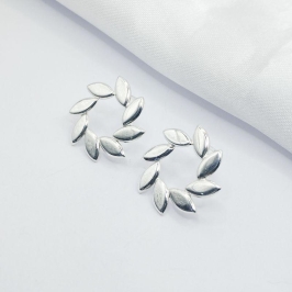 BRINCO PRATA CIRCULO FORMADO POR FOLHAS