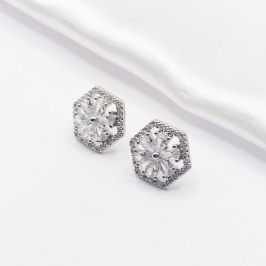 BRINCO PRATA HEXÁGONO CRAVEJADO COM FLOR CRISTAL