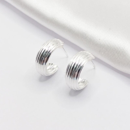 BRINCO PRATA MEIA ARGOLA CANELADA LISA