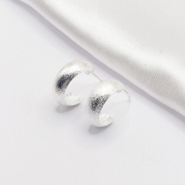 BRINCO PRATA MEIA ARGOLA COM TEXTURA M