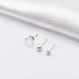 BRINCO PRATA TRIO 2 PÉROLAS E CORAÇÃO VAZADO