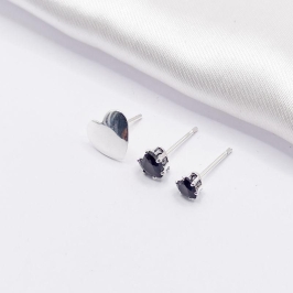 BRINCO PRATA TRIO CORAÇÃO LISO E CRISTAL BLACK