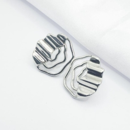 BRINCO RODIO FORMATO DE ROSA VAZADO E CHAPA ONDULADA