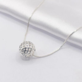 GARGANTILHA DOURADA BOLA RENDADO 45CM