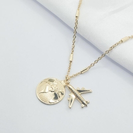 GARGANTILHA DOURADA CHOKER PINGENTE AVIÃO E MUNDO 40 CM