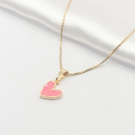 GARGANTILHA DOURADA  CORAÇÃO RESINA ROSA 45CM