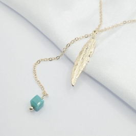 GARGANTILHA DOURADA PINGENTE PENA E PEDRA AZUL 45 CM