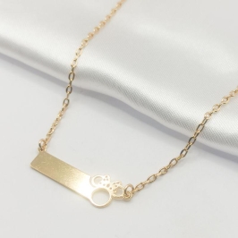 GARGANTILHA DOURADA PLAQUINHA MINNIE LISA 45CM