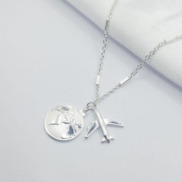 GARGANTILHA PRATA CHOKER PINGENTE AVIÃO E MUNDO 40 CM