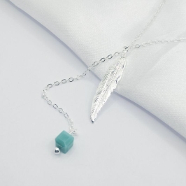 GARGANTILHA PRATA PINGENTE PENA E PEDRA AZUL 45 CM