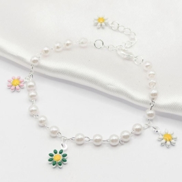 PULSEIRA PRATA PÉROLA E FLORZINHA COLORIDA EM RESINA