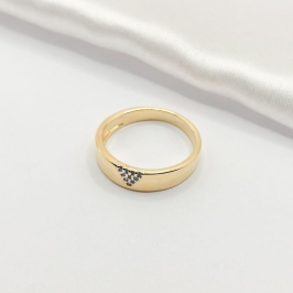 ANEL DOURADO COM DETALHE TRIÂNGULAR CRAVEJADO