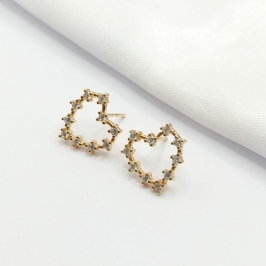 BRINCO DOURADO CORAÇÃO VAZADO COM CRISTAIS CRAVEJADOS