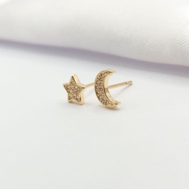 BRINCO DOURADO DUPLO ESTRELA E LUA CRAVEJADOS