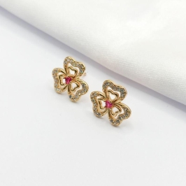 BRINCO DOURADO FLOR CRAVEJADA COM CRISTAL ROSA