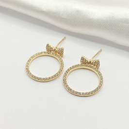 BRINCO DOURADO LAÇINHO COM ARO CRAVEJADO