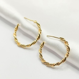 BRINCO DOURADO MEIA ARGOLA FIO TORCIDO