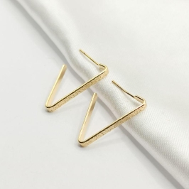 BRINCO DOURADO MEIA ARGOLA FIO TRIÂNGULAR TEXTURIZADA