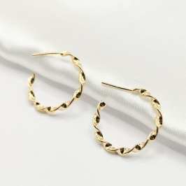 BRINCO DOURADO MEIA ARGOLA FITA TORCIDA