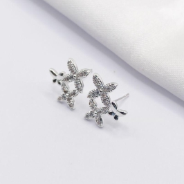 BRINCO PRATA 2 FLORES CRAVEJADAS E BORBOLETA LISA