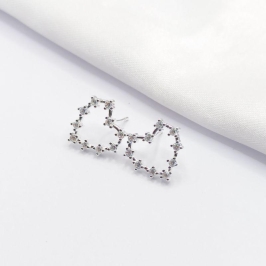 BRINCO PRATA CORAÇÃO VAZADO COM CRISTAIS CRAVEJADOS