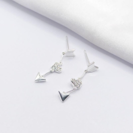 BRINCO PRATA FLECHA CORAÇÃO COM ZIRCÔNIA