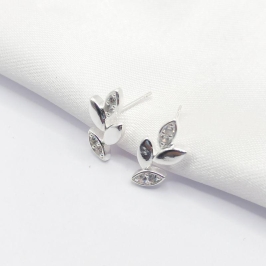 BRINCO PRATA FOLHAS 2 LISAS E 2 CRAVEJADAS