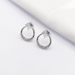 BRINCO PRATA GOTA VAZADA COM PONTO DE LUZ