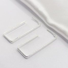 BRINCO PRATA MEIA ARGOLA ANZOL RETÂNGULAR TEXTURIZADA M