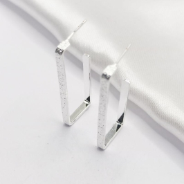 BRINCO PRATA MEIA ARGOLA ANZOL RETÂNGULAR TEXTURIZADA P