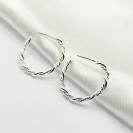 BRINCO PRATA MEIA ARGOLA FIO TORCIDO