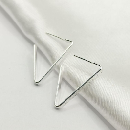 BRINCO PRATA MEIA ARGOLA FIO TRIÂNGULAR TEXTURIZADA