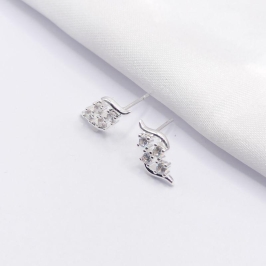 BRINCO PRATA ONDA COM 4 CRISTAIS