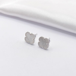 BRINCO PRATA TREVO VAN CLEEF BRANCO