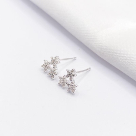 BRINCO PRATA TRIÂNGULO 3 FLORES ZIRCÔNIA