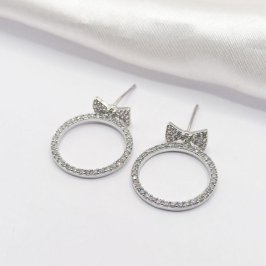 BRINCO RÓDIO LAÇINHO COM ARO CRAVEJADO